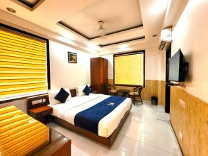 1 dormitorio con 1 cama y TV de pantalla plana en Hotel The Daanish Residency, en Nueva Delhi
