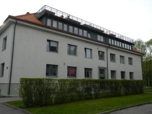 een wit gebouw met een rood dak bij Pärnu City Center Apartment in Pärnu