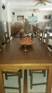 ESCAPADE Assilah في أصيلة: طاولة خشبية فوقها وعاء