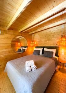 um quarto com uma cama com duas toalhas em Elleria's House em Lefkada