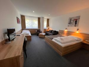 ヴァラシュスケー・メジジーチーにあるSport HOTEL Centrumのベッド2台とデスクが備わるホテルルームです。