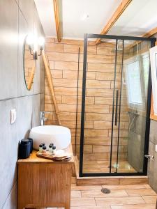 uma casa de banho com um chuveiro e um lavatório. em Elleria's House em Lefkada