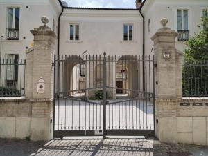 una puerta de hierro delante de una casa en Garibaldi Guest House, en LʼAquila