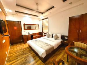 Postel nebo postele na pokoji v ubytování Hotel The Daanish Residency - Karol Bagh