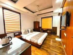 Postel nebo postele na pokoji v ubytování Hotel The Daanish Residency - Karol Bagh