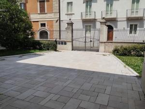 an empty courtyard in front of a building at Garibaldi Guest House in LʼAquila
