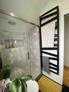 um chuveiro de vidro com uma planta num quarto em Proche Paris et Disney, maison avec piscine sauna em Sucy-en-Brie