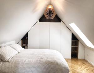 um quarto com uma cama grande num sótão em Proche Paris et Disney, maison avec piscine sauna em Sucy-en-Brie