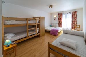 a small room with two bunk beds and a table at Gite de la Draye in Crots