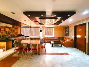eine Lobby mit einem Tisch, Stühlen und einem Sofa in der Unterkunft Hotel The Daanish Residency in Neu-Delhi