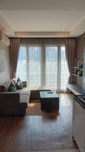 ein Wohnzimmer mit einer Couch und einem Couchtisch in der Unterkunft J Residence Thonglor 8 in Bangkok