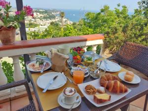 un tavolo con prodotti per la colazione su un balcone di Hotel Ape Regina a Ischia