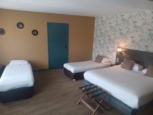ein Hotelzimmer mit 2 Betten und einem Sofa in der Unterkunft Hôtel La Parenthèse in Attignat