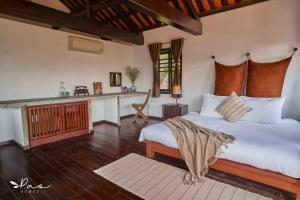 um quarto com uma cama grande e uma secretária em Pao Homes - An Hai Villa, Family-Friendly Villa with Pool em Hoi An