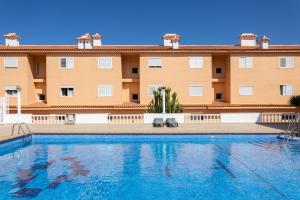 una gran piscina frente a un edificio en Home2Book Stunning Sea Front Caletillas, Pool, en Candelaria
