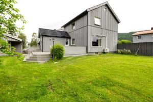 una casa con un patio verde en Mosjøen Apartments Sentrum, en Mosjøen