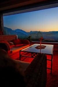 sala de estar con sofá, mesa y ventana grande en Villa Bello en Berchtesgaden