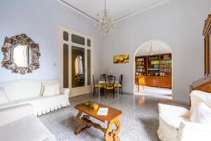拿坡里的住宿－Rettifilo Family Apartment by Wonderful Italy，客厅配有白色的沙发和桌子