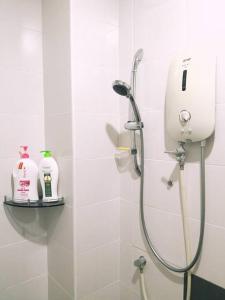 La salle de bains est pourvue d'une douche et de 2 bouteilles de savon. dans l'établissement Modern COZY HOUSE 3 ROOM 6PAX@ ALMA JUSCO.BM, à Bukit Mertajam