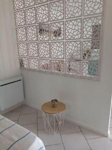 a corner of a room with a table and a mirror at Appartement calme dans villa, piscine et spa et mer in Portiragnes +14 photos