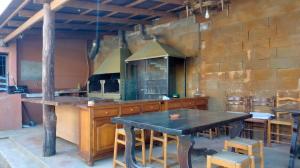 eine Küche mit einem Tisch und Stühlen im Zimmer in der Unterkunft Rural Sant Llop in Tordera