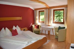 Rúm í herbergi á Pension Glöshof