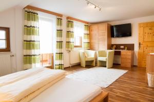 Rúm í herbergi á Pension Glöshof