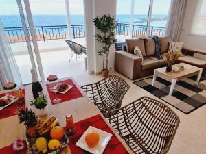 un soggiorno con vista sull'oceano di Rooftop Las Vistas, 2 bedrooms First Line a Los Cristianos