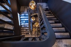 - un escalier en colimaçon dans un bâtiment doté de lustres dans l'établissement Hôtel Gutenberg, à Strasbourg
