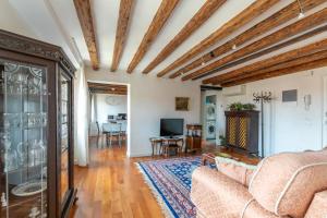 a living room with a couch and a table at Appartamento Calle Furlani in Venice