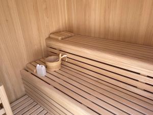 una sauna con bañera y cubo en Casa Amada, en Murias de Pedredo