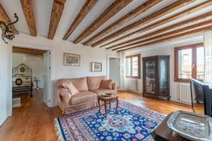 a living room with a couch and a table at Appartamento Calle Furlani in Venice