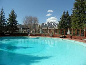 ein großer Pool mit einem schneebedeckten Berg im Hintergrund in der Unterkunft Creekside Condo 1296 - Bright & Sunny for 6 Guests with Resort Pool Included in Sun Valley