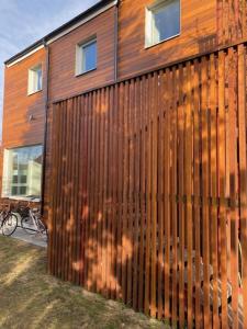 uma cerca de madeira em frente a um edifício em Kulladal Malmö em Malmo