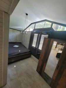 um quarto com uma cama num quarto com janelas em Ambiente em Kiskunhalas
