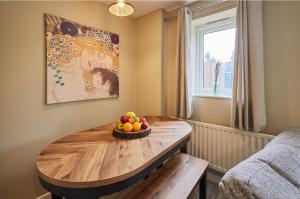 Una mesa en una habitación con un bol de fruta. en Host & Stay - Beachcomber's Rest, en Seahouses