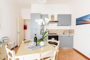 eine Küche und ein Esszimmer mit einem Tisch und Stühlen in der Unterkunft CASA TILDE Barbaresco in Barbaresco
