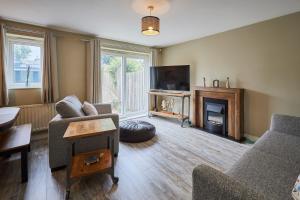 Una sala de estar con un sofá y una chimenea. en Host & Stay - Beachcomber's Rest, en Seahouses