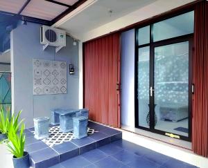 a room with a red door and a patio at De Patuk Homestay in Yogyakarta