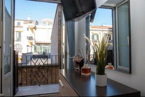 een keuken met een balkon en een groot raam bij Exclusive Location in Caserta