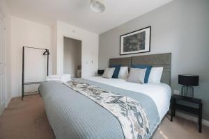 een slaapkamer met een groot bed in een kamer bij Hoskins House By Horizon Stays in Middlesbrough