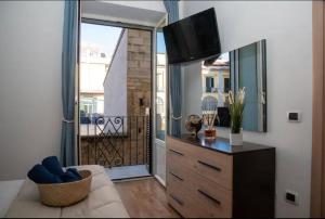 een woonkamer met een tv en een groot raam bij Exclusive Location in Caserta