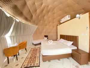 1 dormitorio con 1 cama en una tienda de campaña en Katrina Rum camp, en Wadi Rum