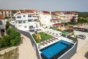 - une vue aérienne sur une villa avec une piscine dans l'établissement Holiday House Dominik apartments, à Sveti Petar
