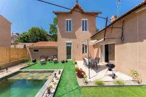 a backyard with a pool and a house at Villa 6 pers 5 min Marseille in Marseille