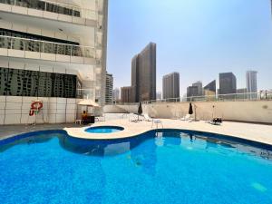 una gran piscina en la azotea de un edificio en Dubai Marina Continental tower en Dubái