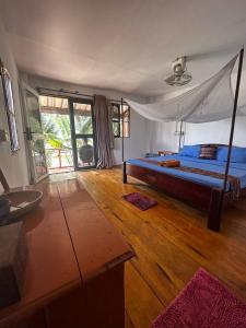 1 dormitorio con 1 cama con dosel en Mangrove Beach Bungalows, en Koh Rong Sanloem