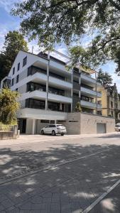 un coche blanco estacionado frente a un edificio en Villa Melanie, en Überlingen