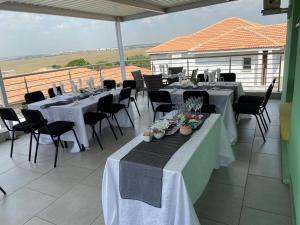 - un ensemble de tables et de chaises sur une terrasse dans l'établissement Estoby Executive guest house, à Witbank