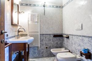 a bathroom with a sink and a toilet at Casa Vacanza Il Carpignone 2 in Massa Marittima +13 photos